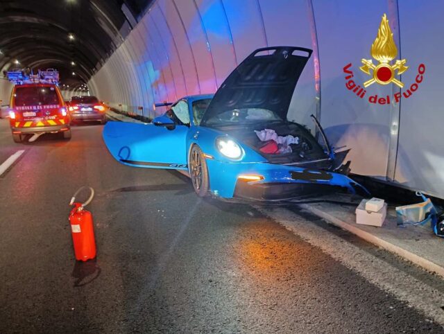 A26, incidente per Porsche 911 in galleria: l’intervento dei Vigili del Fuoco