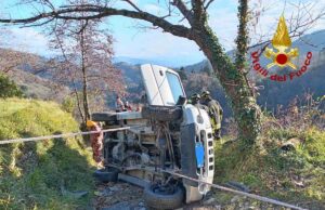 Ceranesi, Jeep fuori controllo su strada sterrata: due anziani intrappolati, intervento dei Vigili del Fuoco Ceranesi, Jeep fuori controllo su strada sterrata: due anziani intrappolati, intervento dei Vigili del Fuoco
