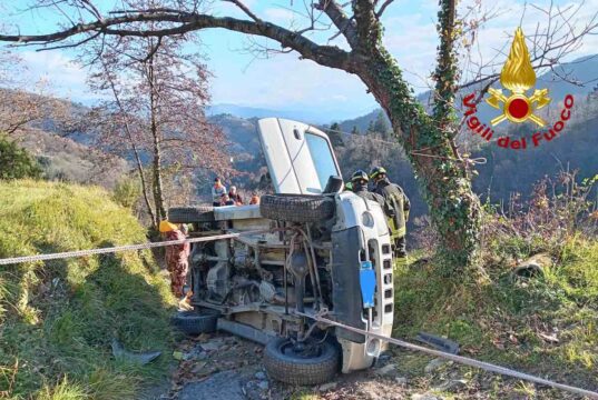 Ceranesi, Jeep fuori controllo su strada sterrata: due anziani intrappolati, intervento dei Vigili del Fuoco Ceranesi, Jeep fuori controllo su strada sterrata: due anziani intrappolati, intervento dei Vigili del Fuoco
