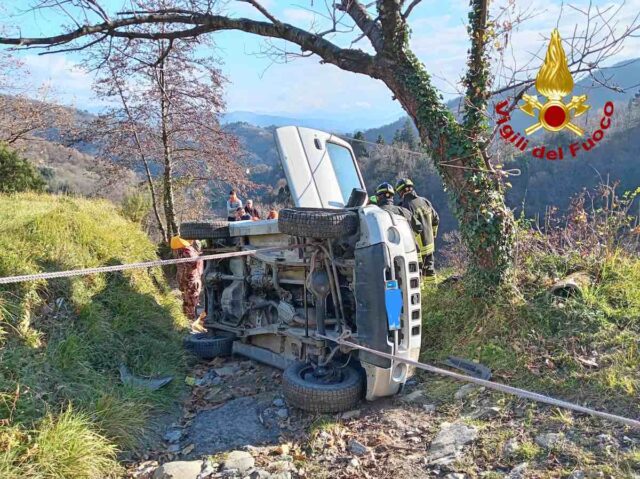 vvf incidente jeep 2 Ceranesi, Jeep fuori controllo su strada sterrata: due anziani intrappolati, intervento dei Vigili del Fuoco