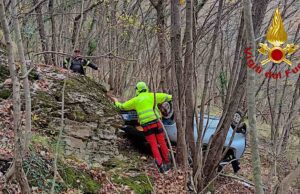 Incidente a Davagna: auto precipita nel bosco per 40 metri, salvati i due occupanti Incidente a Davagna: auto precipita nel bosco per 40 metri, salvati i due occupanti
