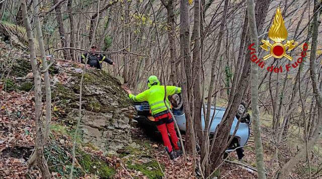 Incidente a Davagna: auto precipita nel bosco per 40 metri, salvati i due occupanti Incidente a Davagna: auto precipita nel bosco per 40 metri, salvati i due occupanti