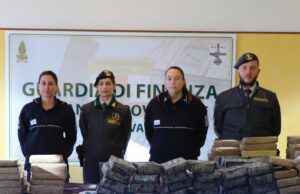 Maxi sequestro di cocaina al porto di Genova: oltre 2 tonnellate intercettate Maxi sequestro di cocaina al porto di Genova: oltre 2 tonnellate intercettate