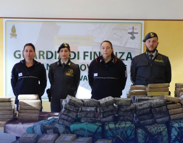 Maxi sequestro di cocaina al porto di Genova: oltre 2 tonnellate intercettate Maxi sequestro di cocaina al porto di Genova: oltre 2 tonnellate intercettate