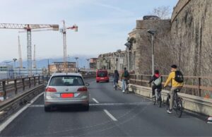 Ciclisti sulla sopraelevata di Genova, ingresso vietato e rischioso