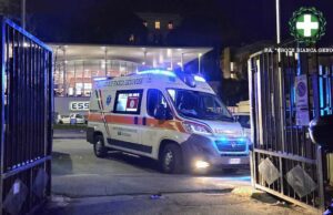 Intervento in via Piave: uomo in stato di alterazione semina il panico, feriti e soccorsi in ospedale Intervento in via Piave: uomo in stato di alterazione semina il panico, feriti e soccorsi in ospedale