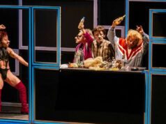 Finale dei Familie Floz rompe la quarta parete portando il pubblico sul palco Finale dei Familie Floz rompe la quarta parete portando il pubblico sul palco