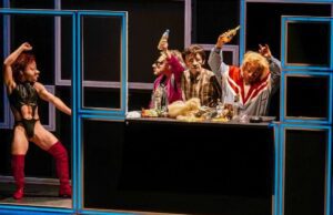 Finale dei Familie Floz rompe la quarta parete portando il pubblico sul palco Finale dei Familie Floz rompe la quarta parete portando il pubblico sul palco