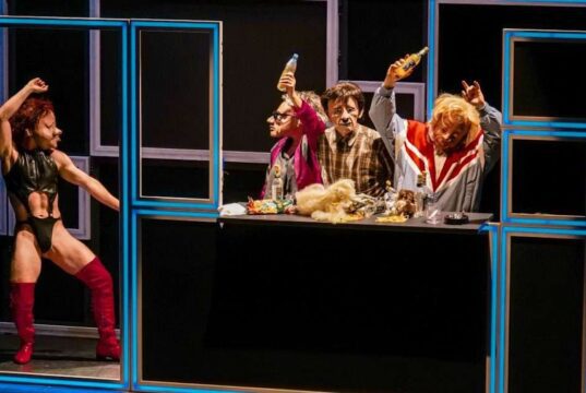 Finale dei Familie Floz rompe la quarta parete portando il pubblico sul palco Finale dei Familie Floz rompe la quarta parete portando il pubblico sul palco