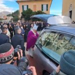 Genova saluta Emanuele Galeppini: applausi e fiori bianchi per il 16enne