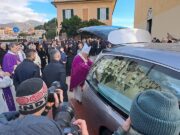 Genova saluta Emanuele Galeppini: applausi e fiori bianchi per il 16enne Genova saluta Emanuele Galeppini: applausi e fiori bianchi per il 16enne