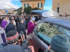 Genova saluta Emanuele Galeppini: applausi e fiori bianchi per il 16enne Genova saluta Emanuele Galeppini: applausi e fiori bianchi per il 16enne