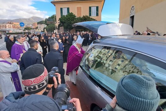 Genova saluta Emanuele Galeppini: applausi e fiori bianchi per il 16enne Genova saluta Emanuele Galeppini: applausi e fiori bianchi per il 16enne