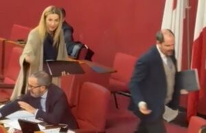 Bagarre in Sala Rossa: Hannoun al posto di Kaabour. Salis e maggioranza abbandonano aula Bagarre in Sala Rossa: Hannoun al posto di Kaabour. Salis e maggioranza abbandonano aula