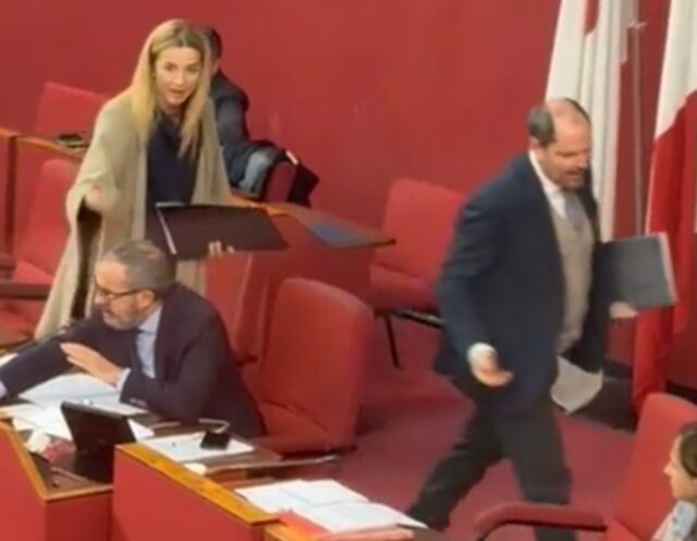 Bagarre in Sala Rossa: Hannoun al posto di Kaabour. Salis e maggioranza abbandonano aula