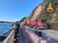 Frana ad Arenzano, notte di lavoro per i Vigili del Fuoco