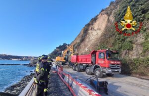 Frana ad Arenzano, notte di lavoro per i Vigili del Fuoco