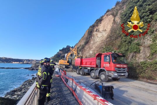 Frana ad Arenzano, notte di lavoro per i Vigili del Fuoco