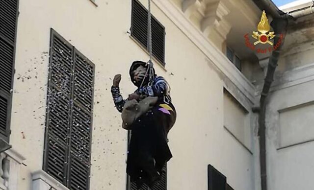 befana vigili del fuoco Befana in festa a Genova: calze, musica e spettacolo in piazza Matteotti per l’Epifania