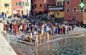 Cimento invernale a Boccadasse, tuffo solidale per la Croce Bianca Cimento invernale a Boccadasse, tuffo solidale per la Croce Bianca