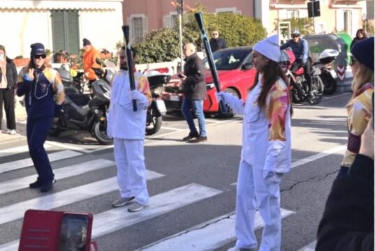 Fiaccola olimpica a La Spezia e Riomaggiore: folla lungo il percorso Fiaccola olimpica a La Spezia e Riomaggiore: folla lungo il percorso