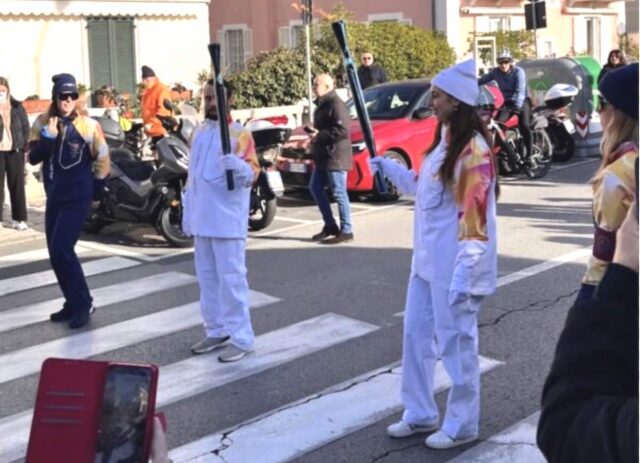 Fiaccola olimpica a La Spezia e Riomaggiore: folla lungo il percorso