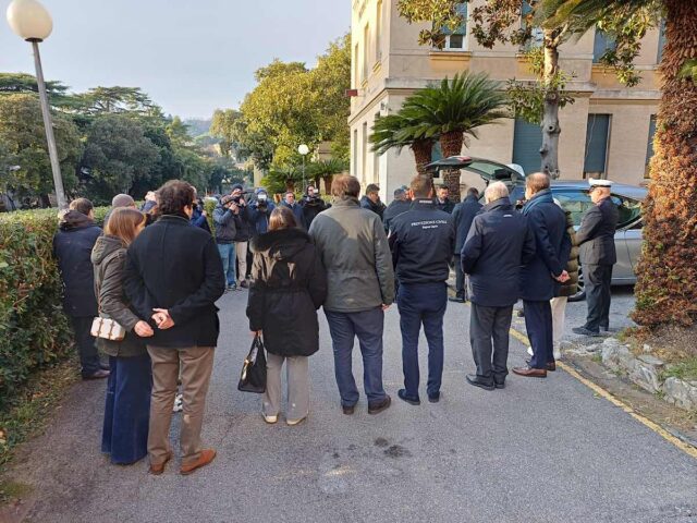 Crans-Montana, arrivato a Genova il feretro di Emanuele Galeppini: il saluto delle istituzioni al San Martino