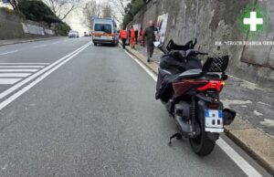 Scooter scivola su olio a Genova: ferito trasportato in ospedale Scooter scivola su olio a Genova: ferito trasportato in ospedale