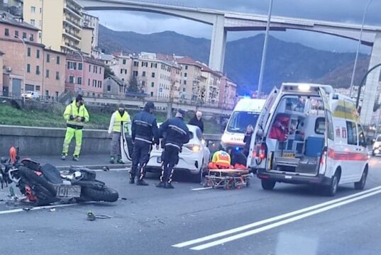 Brutto incidente in Lungobisagno Istria: centauro a terra Brutto incidente in Lungobisagno Istria: centauro a terra