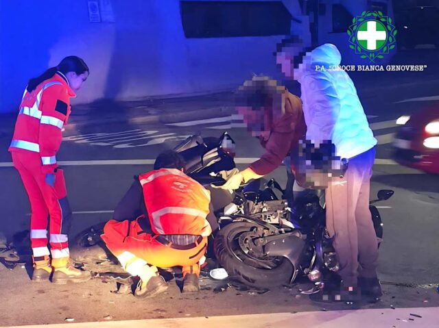 Incidente tra scooter e ciclomotore in piazza Leopardi a Genova: due feriti in codice rosso