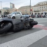 Incidente auto-scooter in via Diaz a Genova, un ferito in codice giallo