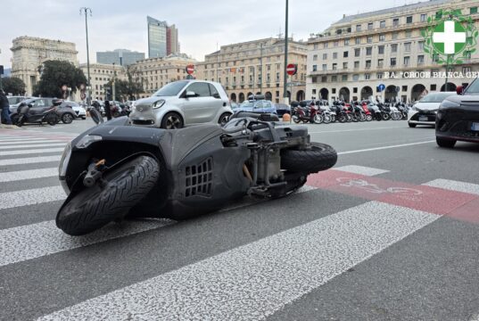 Incidente auto-scooter in via Diaz a Genova, un ferito in codice giallo Incidente auto-scooter in via Diaz a Genova, un ferito in codice giallo