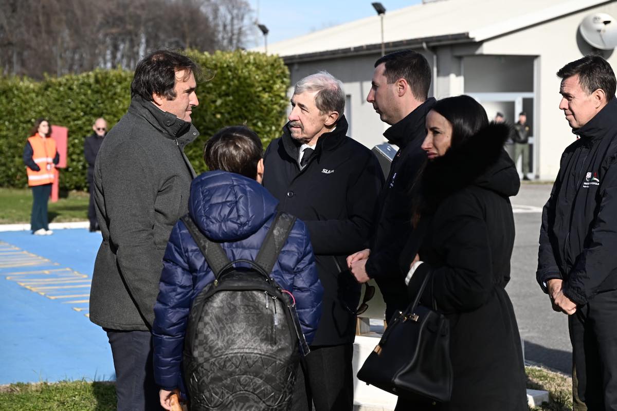 Crans-Montana, arrivato a Genova il feretro di Emanuele Galeppini: il saluto delle istituzioni al San Martino