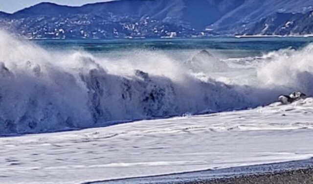 Meteo Liguria, cessata l’allerta neve: 12 cm a Urbe, mare in aumento