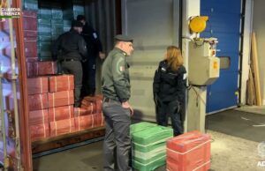 Porto di Genova, maxi sequestro di sigarette a Pra’ Porto di Genova, maxi sequestro di sigarette a Pra’