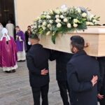 Genova saluta Emanuele Galeppini: applausi e fiori bianchi per il 16enne