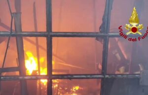 Incendio al Fossato, fiamme estreme in un deposito a Genova Incendio al Fossato, fiamme estreme in un deposito a Genova