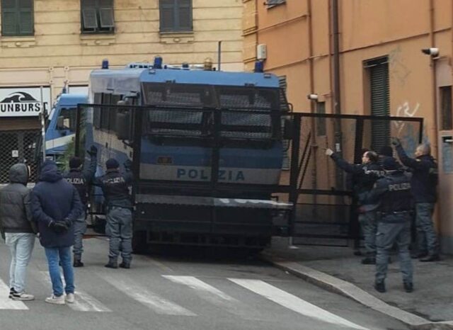 Corteo antifascista alla Foce, traffico paralizzato: diversi disagi