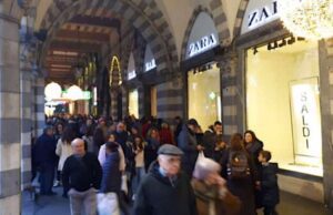 Saldi invernali 2026 a Genova e in Liguria: al via gli sconti, spesa media e regole per acquistare in sicurezza Saldi invernali 2026 a Genova e in Liguria: al via gli sconti, spesa media e regole per acquistare in sicurezza