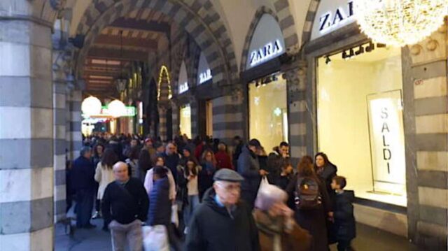 Saldi invernali 2026 a Genova e in Liguria: al via gli sconti, spesa media e regole per acquistare in sicurezza Saldi invernali 2026 a Genova e in Liguria: al via gli sconti, spesa media e regole per acquistare in sicurezza