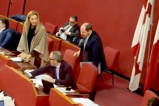 Salis condanna l’episodio in aula: Limiti superati Salis condanna l’episodio in aula: Limiti superati