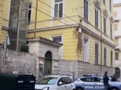 La Spezia, pochi studenti al rientro dopo l’omicidio a scuola La Spezia, pochi studenti al rientro dopo l’omicidio a scuola
