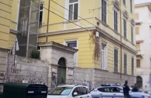 La Spezia, pochi studenti al rientro dopo l’omicidio a scuola La Spezia, pochi studenti al rientro dopo l’omicidio a scuola