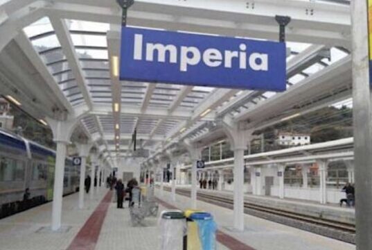 Aggressione al capotreno dell’Intercity Genova-Ventimiglia, fermati due uomini: la violenza dopo una rapina a Imperia Aggressione al capotreno dell’Intercity Genova-Ventimiglia, fermati due uomini: la violenza dopo una rapina a Imperia