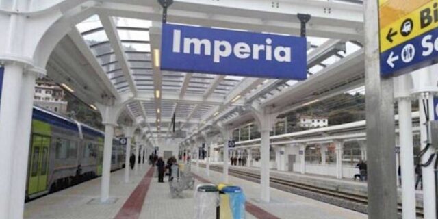 Aggressione al capotreno dell’Intercity Genova-Ventimiglia, fermati due uomini: la violenza dopo una rapina a Imperia