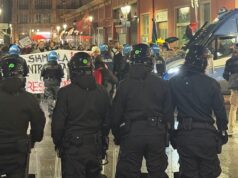 Pienone per Vannacci a Ventimiglia, ma protesta di un centinaio di Antifa