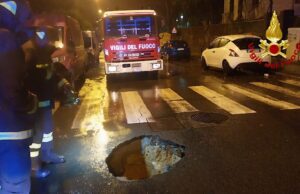 Savona, cedimento stradale all’alba in via Carissimo e Crotti Savona, cedimento stradale all’alba in via Carissimo e Crotti