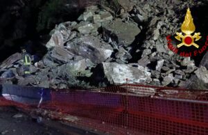 Frana ad Arenzano, notte di lavoro per i Vigili del Fuoco Frana ad Arenzano, notte di lavoro per i Vigili del Fuoco