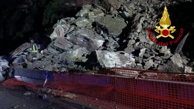 Frana ad Arenzano, notte di lavoro per i Vigili del Fuoco