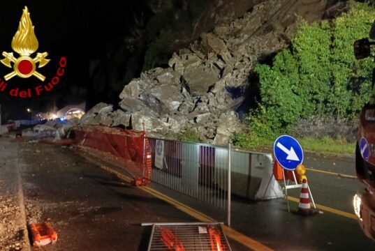 Aurelia chiusa per frana verso Arenzano Aurelia chiusa per frana verso Arenzano